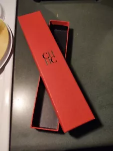 Caja de regalo CAROLINA HERRERA ROJA 2,5""x1,5""x11,75"" nueva - Imagen 1 de 3