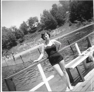 FOTOGRAFÍA ENCONTRADA instantánea de HUNGRÍA MUJER AMERICANA blanco y negro 47 45 C - Imagen 1 de 1