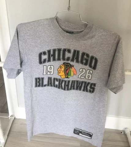 Chicago Blackhawks Reebok Mens NHL Hockey T-shirt Size M Grey Black White Logo Cover