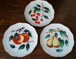 Platos de frutas de colección pintados a mano relieve manzanas cerezas peras borde dorado Japón - Imagen 1 de 11