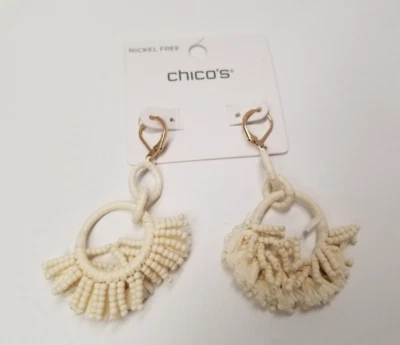 Pendientes colgantes ligeros de alabastro blanco de rafia envolventes llamativos de Chico's Foto 1 de 4