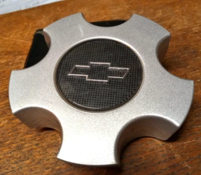 TAPA CENTRAL DE RUEDA PARA CHEVROLET VENTURE P/N 9593768 2001-2005 / OEM / USADO Foto 1 de 3