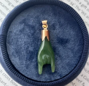 Vintage 10K Yellow Gold Carved Chrysoprase Cornuto Charm. - Picture 1 of 5