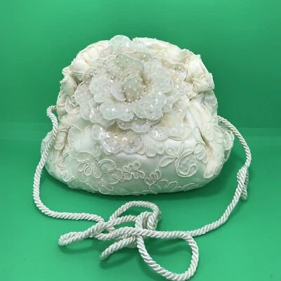 Cartera sin asas floral con lentejuelas superposición de encaje satinado crema Letty Paulette Ltd de colección Foto 1 de 4