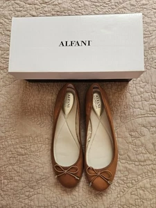 Nuevo en caja Alfani Mujer Aleaa Marrón Coñac Ballet Pisos Con Corbata Sin Corbata, Talla 9M - Imagen 1 de 9