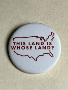 ¿ESTA TIERRA ES LA TIERRA DE QUIÉN? Pin Insignia Botón 1.5” Derechos Indígenas 4 de Julio - Imagen 1 de 3