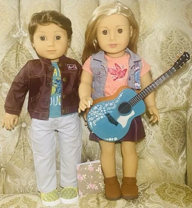 Ragazza americana in pensione Logan e Tenney con chitarra e scelta/taccuino da scrittura - Foto 1 di 8