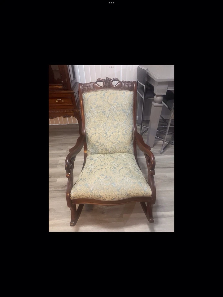 Mecedora antigua Foto 1 de 4