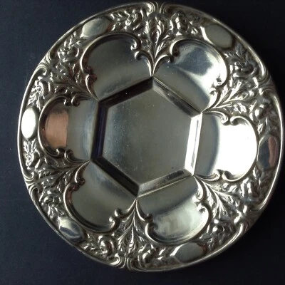 Antico piatto argento ceramisti di Sheffield A1 grazioso piattino rosa repoussé anni '20  - Immagine 1 di 4