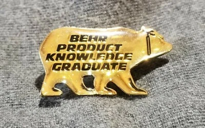 LMH Pinback Pin BEHR Paints PRODUCT KNOWLEDGE Graduate HOME DEPOT Employee Gold - Imagem 1 de 2