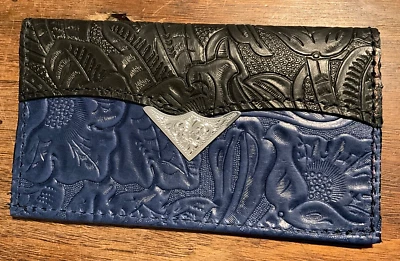 FUNDA CHEQUERA DE CUERO WESTERN NEGRA SOBRE AZUL REAL MONTANA SILVERSMITH CONCHO Foto 1 de 3