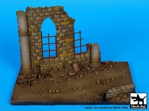 Base de diorama sección ruina catedral perro negro 1/72 (150 mm x 100 mm) D72016 - Imagen 1 de 1