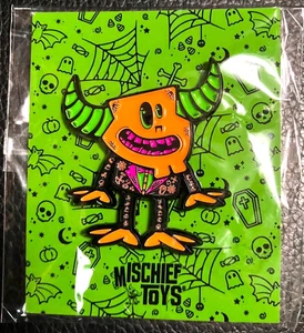 AP 10 GASTLEY Mischief Toys Halloween Suit Suited Up Pin NYCC 2024 Artist Proof - Bild 1 von 2