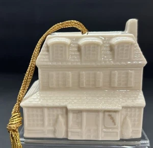 Adorno vintage Lenox Christmas Village 2do en serie Village Inn con fecha 1990 - Imagen 1 de 6