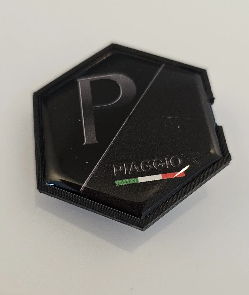 Emblem Piaggio zum Stecken 6-eckig 42x48mm für MP3, Beverly, Carnaby, X7, X8,X10 - Bild 1 von 4