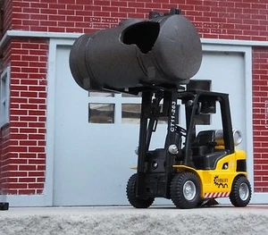 Forklift Miniature w Ruptured Tank Load 1/24 Scale Diorama Accessory Items - Picture 1 of 7