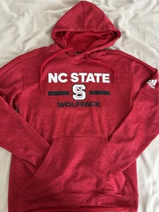 NC State NCSU Wolfpack Adidas Red Pullover Hoodie Logo Men’s Size Medium - Picture 1 of 5