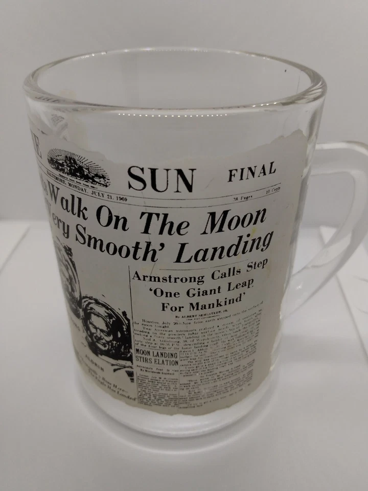 Juego de 4 tazas transparentes vintage 1969 The Sun "Astronauts Walk on the Moon..." Foto 1 de 4