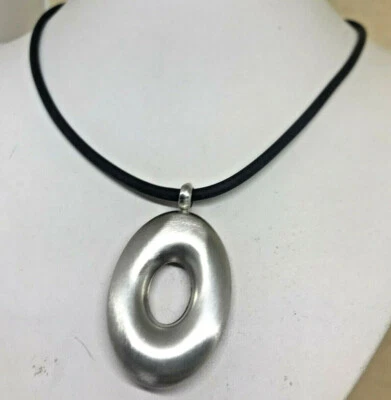COLLANA IN CAUCCIU' E PENDAGLIO IN ARGENTO 925 SATINATO A TUTTO TONDO, ANNI 80 - Immagine 1 di 4