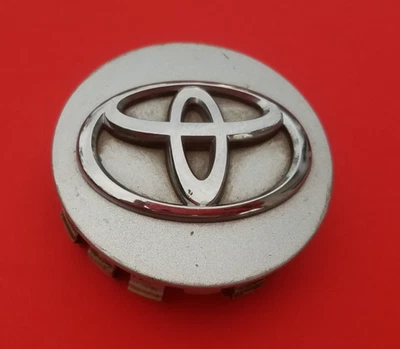 TOYOTA CAMRY VENZA SIENNA HIGHLANDER WHEEL RIM HUBCAP CENTER CAP DUST OEM C26 - Image 1 of 3