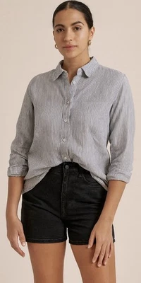 Blusa feminina Quince listrada azul e branca de linho com botões casual média - Imagem 1 de 4