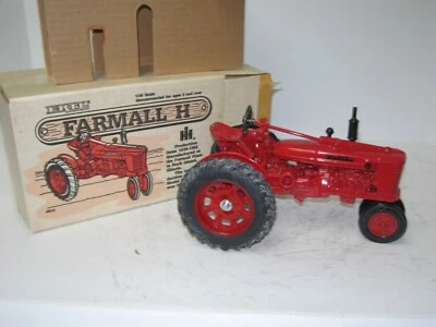 CEIFEIRA-DEBULHADORA INTERNACIONAL FARMALL MODELO H NOVA NA CAIXA em escala 1/16 - Imagem 1 de 2