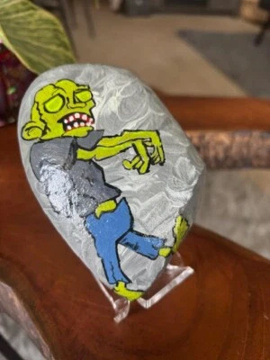 Arte original pintado a mano roca "zombi" coleccionable decoración jardín Halloween Foto 1 de 4