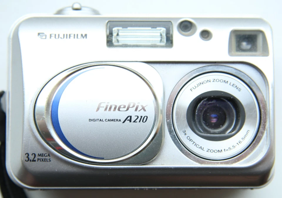 Fujifilm FinePix A210 3xOptical Zoom 3.2 MP Digital Camera FOR PARTS! - Image 1 of 4