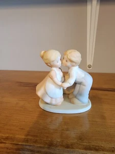Circle of Friends Figurine by Masterpiece First Kiss 1991 - Picture 1 of 3
