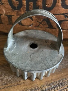 Primitive antike gelötete Dose runder Griff Plätzchen Keks gewellter Ausstecher LG - Bild 1 von 24