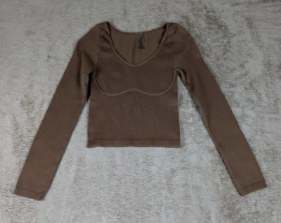 Top corto acanalado de manga larga marrón talla M/L LovePoem para mujer Foto 1 de 4