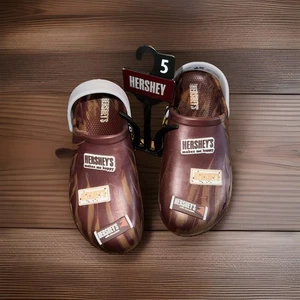 Hershey's Crocs Youth Unisex Size 5 Brown Chocolate Themed Clogs Brand New - Picture 1 of 2