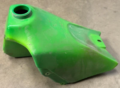 Usado OEM Kawasaki 1984 KX125 - Soporte de tanque de gasolina y combustible - 51002-5006 - U7 Foto 1 de 4