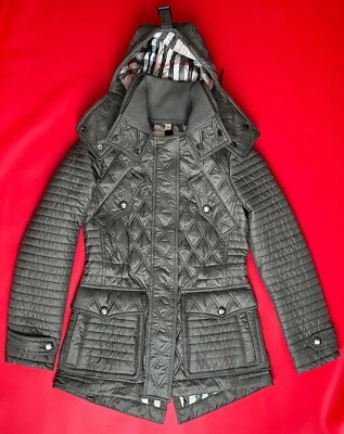 Chaqueta Burberry Brit Bosworth con Capucha Verde Acolchada Forrada a Cuadros Nova Talla XS Foto 1 de 4