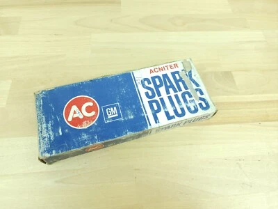 AC Delco R44SX Spark Plugs, 8 Plugs 5613591 OEM GM NEW NOS - Image 1 of 4