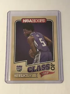2017-18 Panini NBA Hoops Class of 2017 #5 De'Aaron Fox Rookie Inserto - Foto 1 di 2