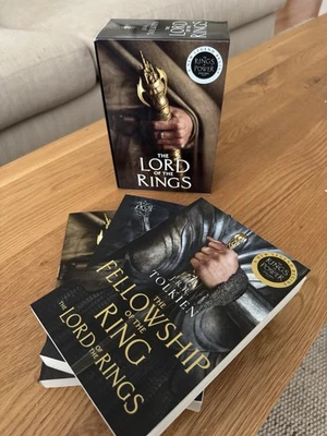 The Lord Of The Rings J.R.R. Tolkien Trilogy Book Set Rings Of Power Prime Video Foto 1 de 4