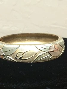 8 inch Beautiful Gold Tone and Enamel Bracelet With Floral design - Picture 1 of 4