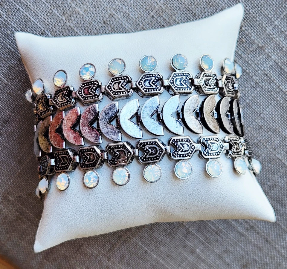 Pulsera Anything Could Happen de ViVi Jewelry (anteriormente Cookie Lee Jewelry)  Foto 1 de 1