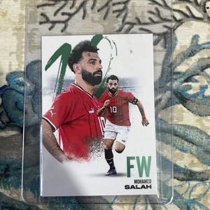 Mohamed Salah - Liverpool/Egitto/23 carta verde FW Futera World Football FX 2024 - Foto 1 di 2