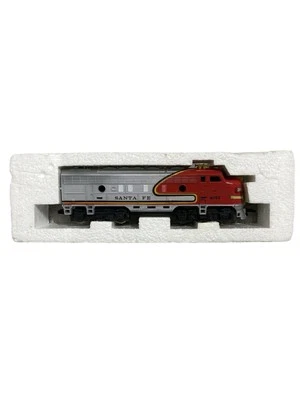 Tyco HO scale AT&SF Santa Fe EMD F7A #4015 diesel locomotive - Image 1 of 2