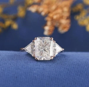 Alianza de tres piedras de moissanita de corte radiante incolora de 2,50 quilates de oro rosa de 10 k  - Imagen 1 de 6
