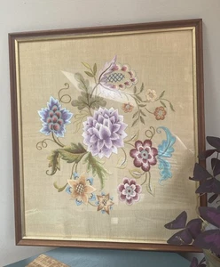 "Casa de campo estilo crewel vintage bordado floral enmarcado aprox: 18,5 x 16""" - Imagen 1 de 17