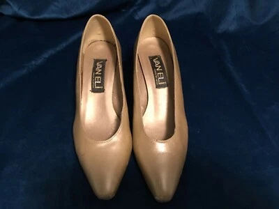 Vintage 1980's Neutal Gold Tone/Pearlized Leather Vaneli Ladies Pump - US 7.5 - Image 1 of 4