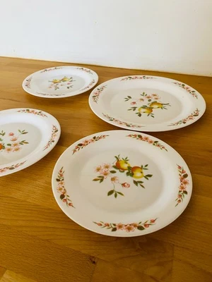 Lot de 3 assiettes dessert et une assiette plate motif pomme ARCOPAL vintage 70 - Photo 1/3