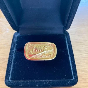 Nike Anillo Dorado Con Logo Hombre Anillo Accesorio Colección Original Muy Bueno Japón - Imagen 1 de 4