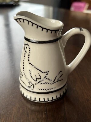 "Patitos de pato cosidos negros crema en forma de ewer pequeña Andrea by Sadek de 3""" Foto 1 de 4