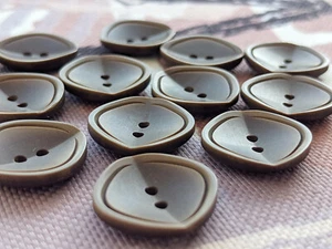 6x hübsche Kunststoff-Knöpfe - Quadrat "mit Knick" - Braun matt - 17mm - Picture 1 of 2