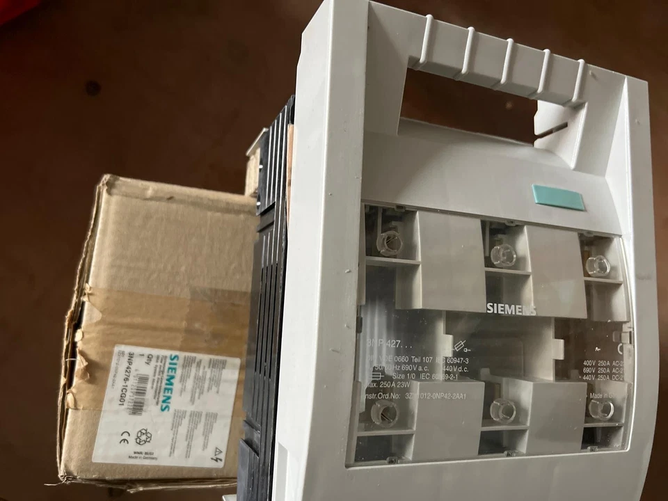 Siemens Fuse Switch Disconnector 3NP4276‑1CG01 (3‑pole, 250 A, NH0/NH1 fuses) - Image 1 of 1