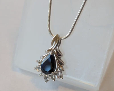 Hermoso colgante único en su clase de zafiro azul en baño de plata/rodio, nuevo raro Foto 1 de 4